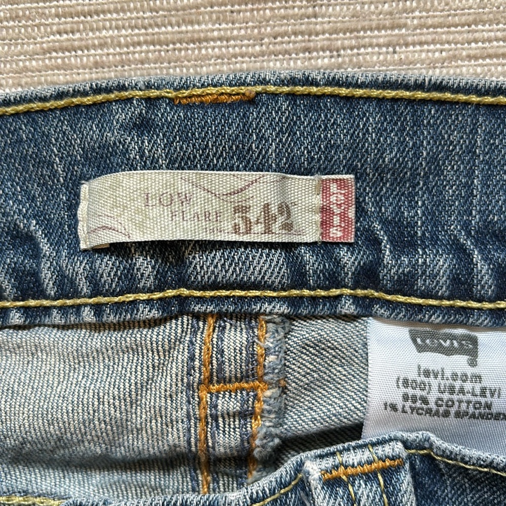Women’s size 6 low rise flared Levi’s - Picture 3 of 3